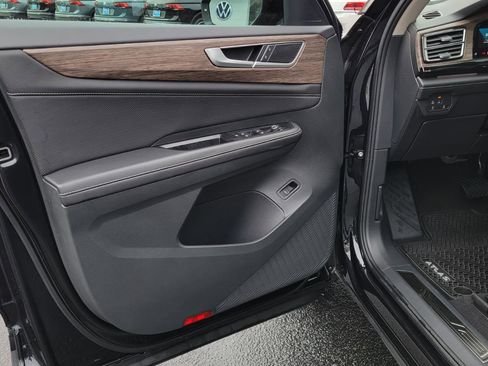 Used 2025 Volkswagen Atlas SEL image 13