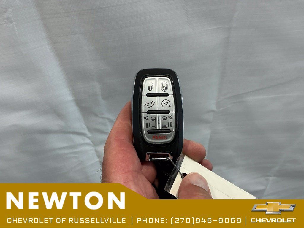 Used 2025 Chrysler Pacifica Limited FWD image 55