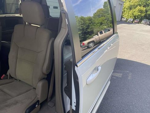 Used 2014 Chrysler Town & Country Touring FWD image 10