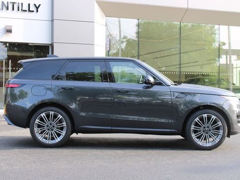 Used 2024 Land Rover Range Rover Sport SE AWD/4WD image 3
