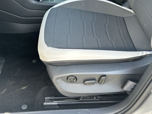 Used 2025 Volkswagen Taos SE FWD image 10