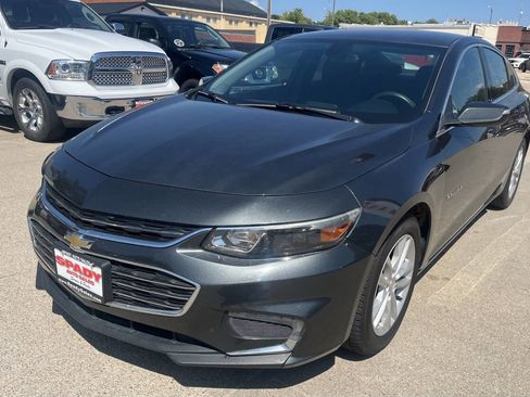 Used 2017 Chevrolet Malibu LT image 2