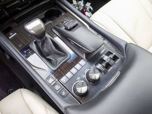 Used 2020 Lexus LX 570 4WD w/ 3rd Row & Luxury Pkg image 23