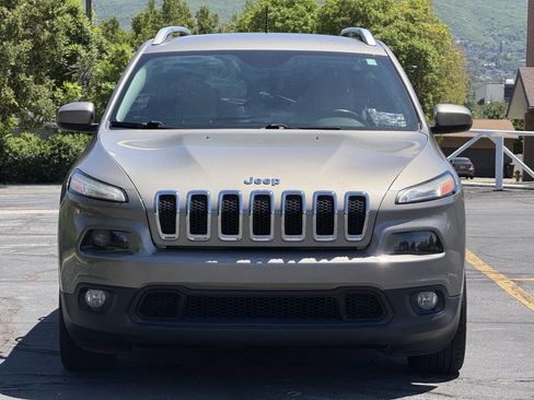 Used 2016 Jeep Cherokee Latitude w/ Comfort & Sound Group FWD image 2