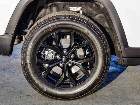 New 2025 Jeep Grand Cherokee Altitude image 12