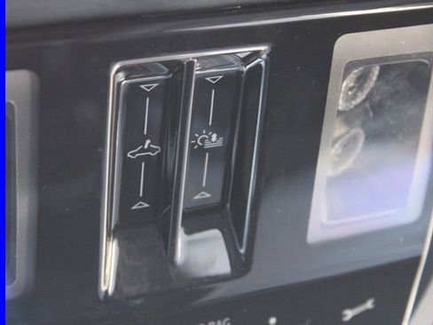 Used 2025 Volkswagen Atlas Cross Sport SE w/ Panoramic Sunroof Package image 30