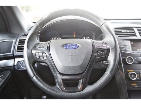 Used 2018 Ford Explorer XLT FWD image 13
