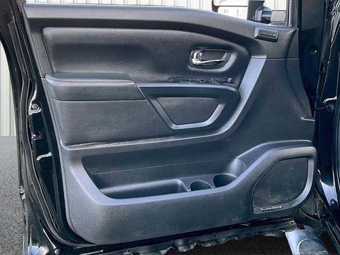Used 2018 Nissan Titan SV image 21