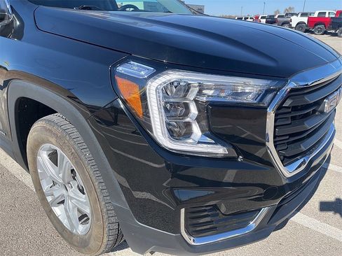 Used 2023 GMC Terrain SLE w/ Driver Convenience Package image 9