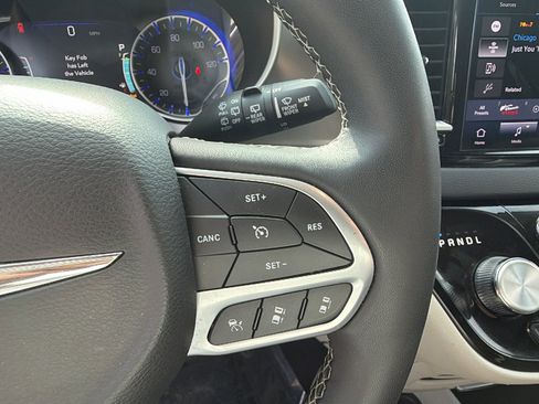 Used 2023 Chrysler Pacifica Touring-L image 29