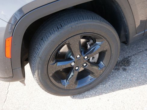 Used 2022 Jeep Grand Cherokee L Laredo image 16