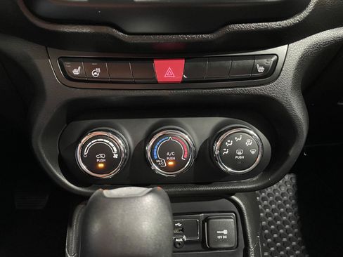 Used 2017 Jeep Renegade Latitude w/ Cold Weather Group AWD/4WD image 30