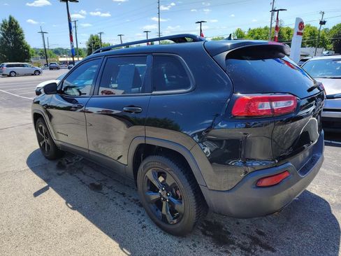 Used 2016 Jeep Cherokee Latitude w/ Cold Weather Group AWD/4WD image 6