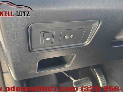 Used 2024 Land Rover Discovery Dynamic SE AWD/4WD image 15