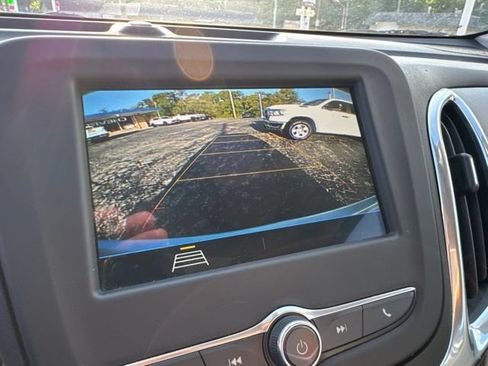 Used 2019 Chevrolet Equinox LS FWD image 17