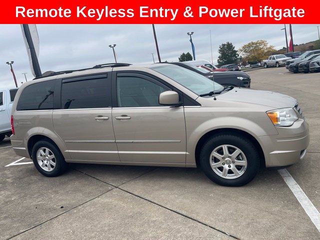 Used 2009 Chrysler Town & Country Touring FWD image 1