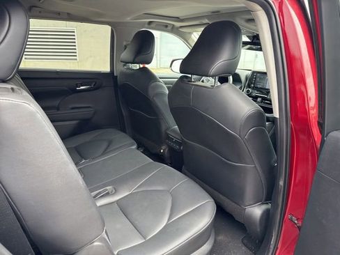 Used 2020 Toyota Highlander XLE AWD/4WD image 18