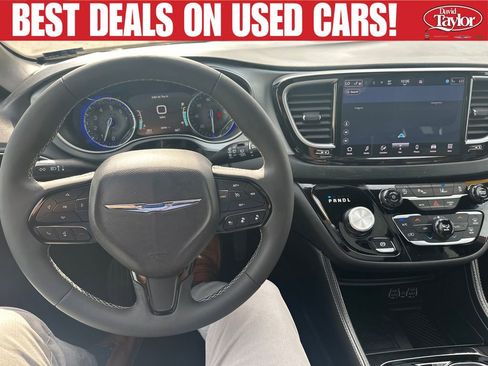 Used 2025 Chrysler Pacifica Limited FWD image 16