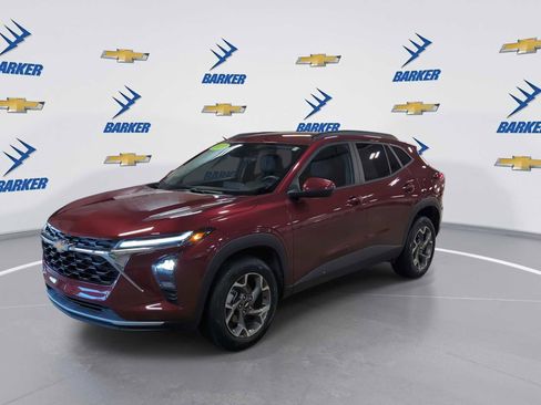 Used 2025 Chevrolet Trax LT w/ LT Convenience Package image 4