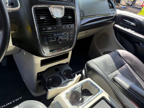 Used 2014 Chrysler Town & Country Touring FWD image 22