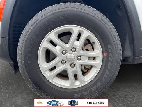 Used 2023 Jeep Grand Cherokee Laredo AWD/4WD image 9