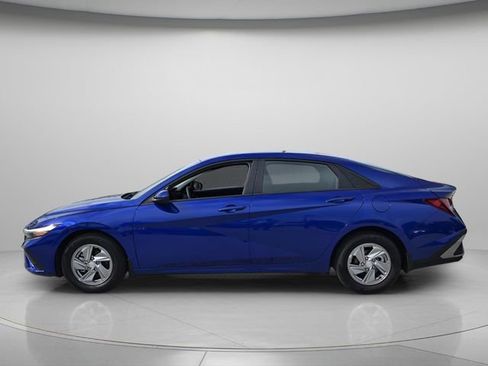 Used 2025 Hyundai Elantra SE FWD image 3