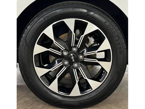 Used 2023 Kia Carnival EX image 11