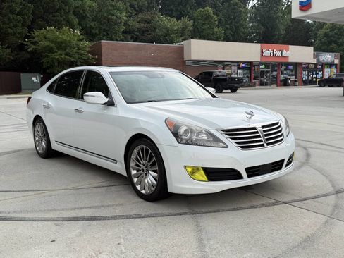 Used 2014 Hyundai Equus Signature RWD image 3