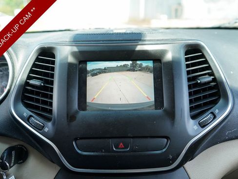 Used 2019 Jeep Cherokee Latitude w/ Popular Appearance Group FWD image 11