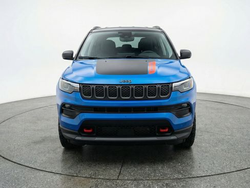 Used 2025 Jeep Compass Trailhawk AWD/4WD image 2