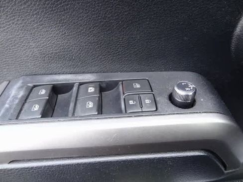 Used 2016 Toyota Tacoma SR5 w/ SR5 Appearance Package (SN) image 8