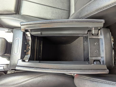 Used 2021 Mercedes-Benz GLB 250 4MATIC w/ Premium Package image 26