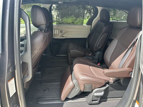 Used 2024 Toyota Sienna Platinum AWD/4WD image 28