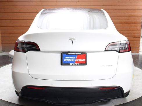 Used 2022 Tesla Model Y Long Range image 12