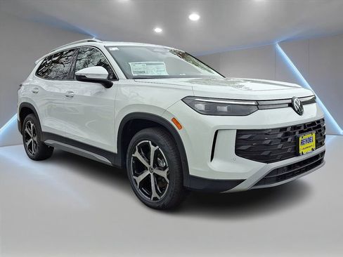 New 2026 Volkswagen Tiguan SE image 2