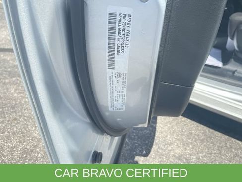 Used 2023 Chrysler Pacifica Touring FWD image 34