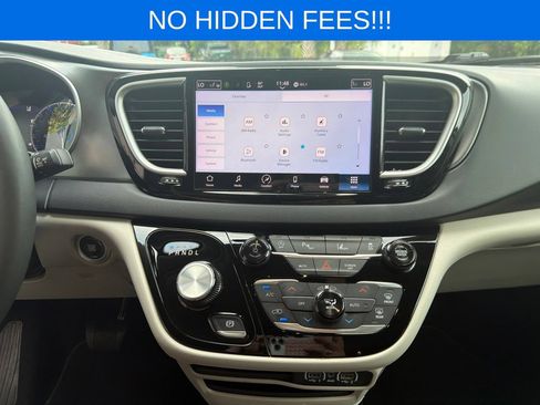 Used 2024 Chrysler Pacifica Touring-L FWD image 20