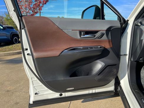 Used 2022 Toyota Venza XLE image 11