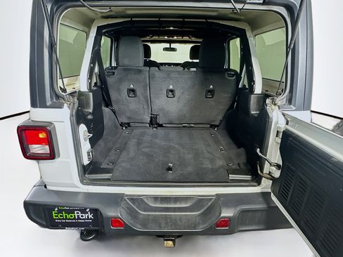 Used 2020 Jeep Wrangler Unlimited Sahara image 29