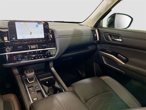 Used 2024 Nissan Pathfinder Platinum image 24