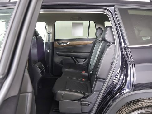 Used 2025 Volkswagen Atlas SE image 32