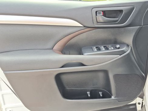 Used 2017 Toyota Highlander LE FWD image 13