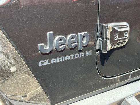 Used 2025 Jeep Gladiator Sport AWD/4WD image 9