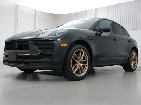 Certified 2023 Porsche Macan AWD/4WD image 1