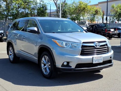 Used 2016 Toyota Highlander LE FWD image 3