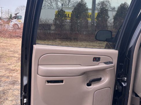 Used 2004 Chevrolet Suburban LT w/ Preferred Equipment Group image 19