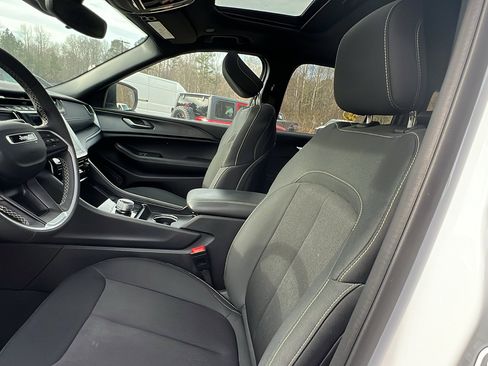 Used 2024 Jeep Grand Cherokee Laredo X image 17