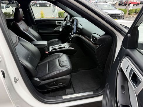 Used 2022 Ford Explorer Platinum w/ Equipment Group 601A AWD/4WD image 24