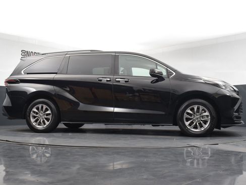 Used 2025 Toyota Sienna XLE w/ XLE Plus Package AWD/4WD image 32
