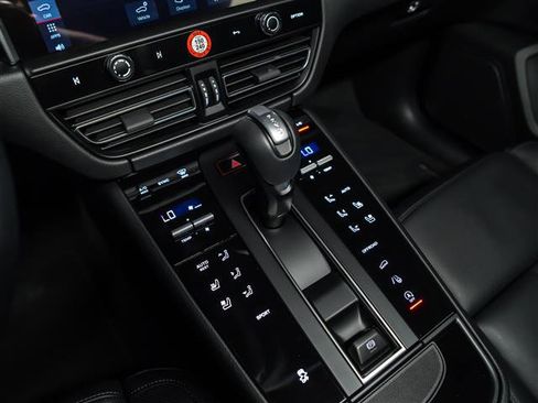 Used 2025 Porsche Macan image 23